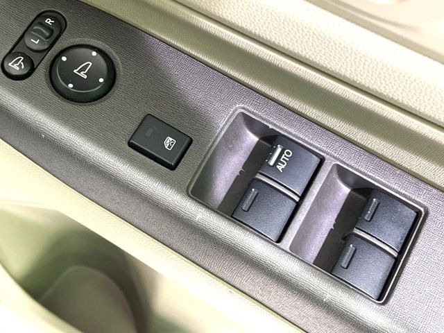 �y�d���i�[�~���[�z�T�C�h�~���[�͓d���i�[���ƂȂ��Ă���A�������ԏ�ł��L�Y�������X�N��}�����܂��B