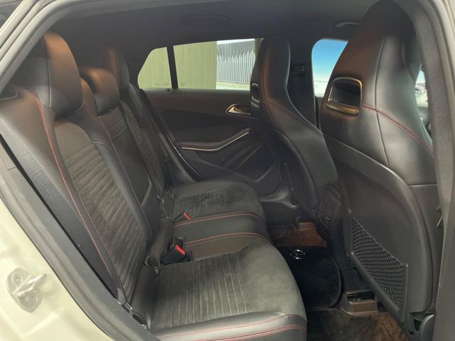 ●後部座席も気になるようなキズ・汚れやへたり等、大きなダメージはなく、良好な状態です。