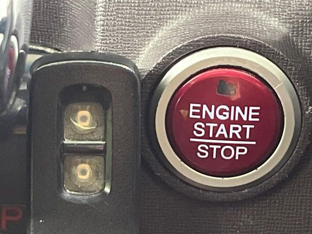 【キーレス】少し離れた場所からでもボタン一つでドアの開錠・施錠ができるのでとっても便利!ドアの鍵穴周りに傷をつけることもありません♪