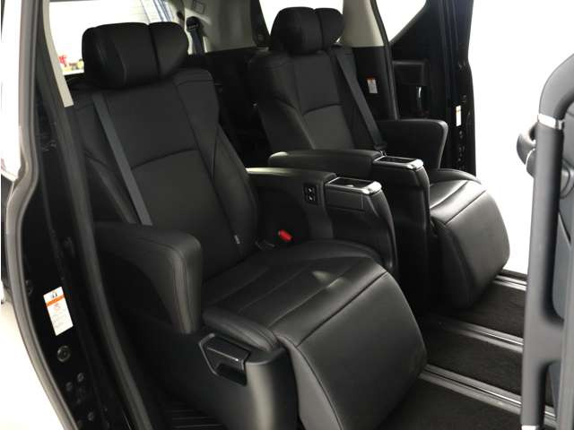 【上級モデル限定装備】★★エグゼクティブパワーシート!★★電動オットマン完備!足を楽々伸ばせ、ひじ掛けもありますので、優雅で快適なドライブをお楽しみいただけます!