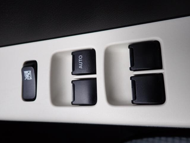 窓の開閉は電動(パワーウィンド)になりますので、便利ですよね。