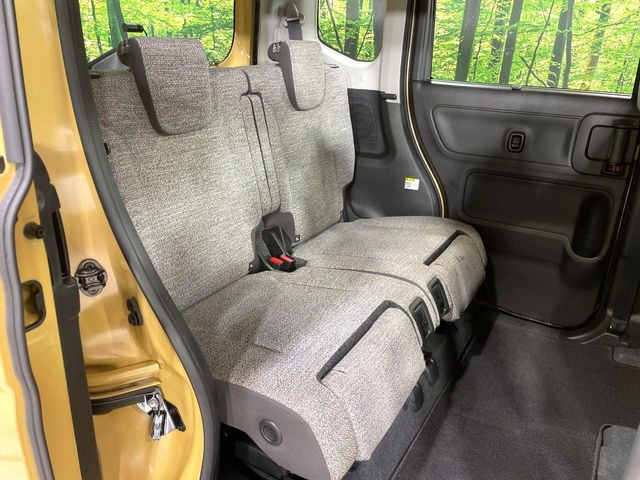 広々とした2列目シートは居住性が高く、居心地も快適!友達や家族とのお出かけにぴったりです。ベビーシートやチャイルドシート使用時も快適にお過ごしいただける十分な空間を確保しています。