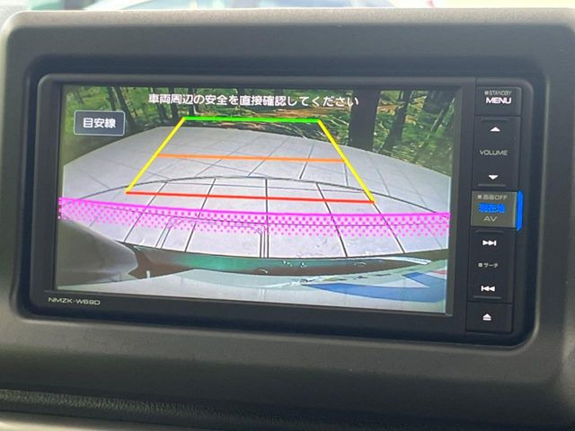 【バックカメラ】駐車時に後方がリアルタイム映像で確認できます。大型商業施設や立体駐車場での駐車時や、夜間のバック時に大活躍!運転スキルに関わらず、今や必須となった装備のひとつです!