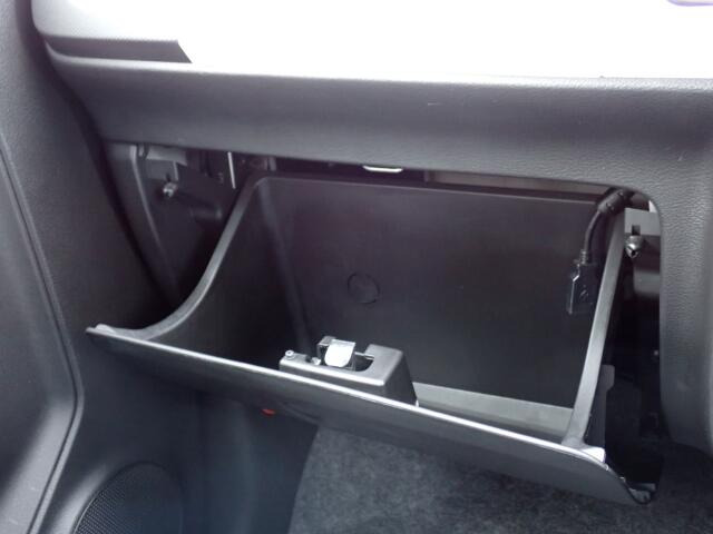 収納たっぷりグローブボックス。