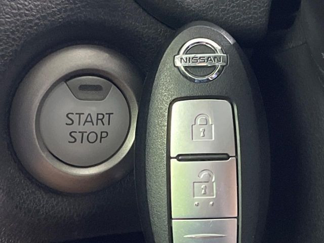 【インテリジェントキー】カバンやポケットに入れたままでもドアの施錠・解錠が可能なスマートキーを装備。エンジンのオン・オフ時もカギを取り出す必要が無いからとっても便利です♪