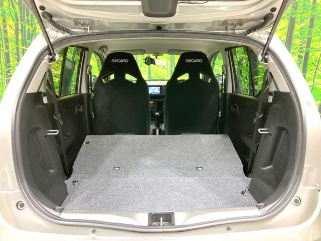 普段のお買い物や通勤、送迎等に十分な荷室スペースを確保しております。セカンドシートを倒すと、大きな荷物の積載も可能です♪