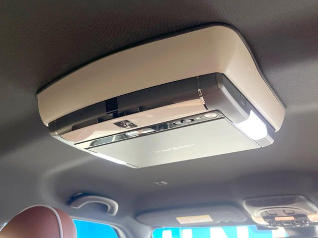 ●フリップダウンモニター:家族や友人とお出かけする機会が多い方に大人気の後席モニターを装備!見やすい位置に画面がありテレビやDVDの視聴も快適!友達もお子様も、後席にしか乗らなくなるかも??