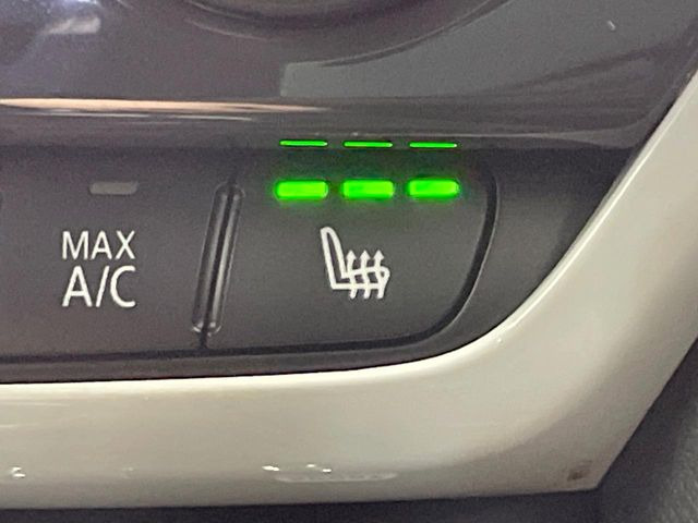 ●フロントシートヒーティング:運転席・助手席共に三段階で調節が可能なシートヒーターを装備しております。季節を問わず快適にご使用いただけます。