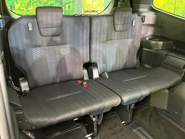 3列目シートはもちろん状態良好☆大人でもゆったりと座って頂けますので、大人数でのお出かけもラクラクです♪ご家族で、気の知れた仲間で、ドライブに行くのが楽しみですね♪