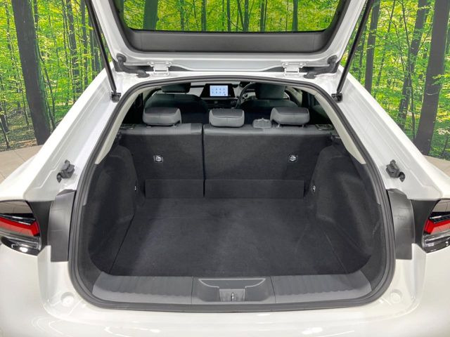 積み下ろしのしやすいデッキにはたっぷりと荷物を積み込んでいただけます。遊びから仕事まで、様々なシーンで頼れます♪