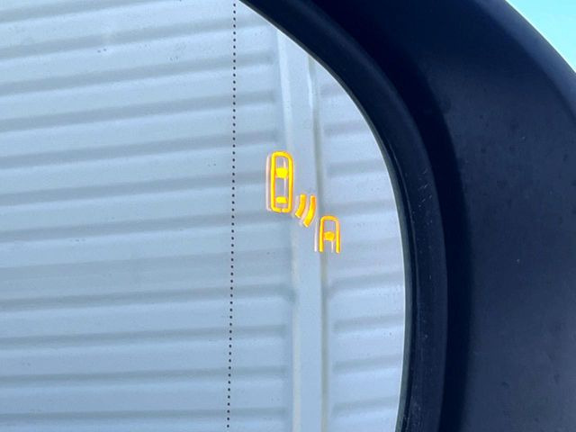 【ブラインドスポットモニター】走行中、ドアミラーの死角になりやすい箇所に後続車が接近するとサイドミラーのレンズに警告を表示!ドライバーに注意喚起をしてくれます。