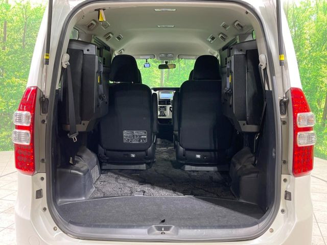 ���i�̂���������ʋ΁A���}���ɏ\���ȉ׎��X�y�[�X���m�ۂ��Ă���܂��B�Z�J���h�V�[�g��|���ƁA�傫�ȉו��̐ύڂ��\�ł���