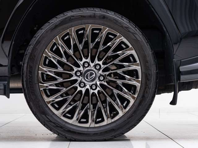 当店は高級輸入車専門店だからこそ整備に力を入れています。カスタム依頼はもとより各種コーディング作業や車検整備など、毎月多くのお客様からお問い合わせがあり、ご用命を頂いております。