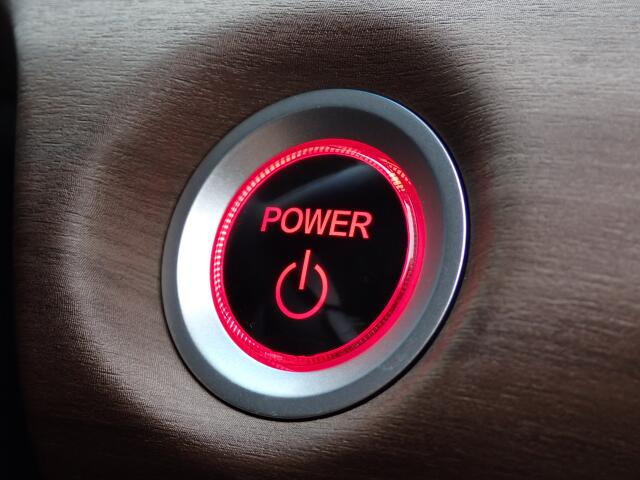 �L�[���X�v�b�V���X�^�[�g�V�X�e�����̗p���Ă���܂�!�{�^����ŃG���W���n�����\�Ȃ̂ŁA�L�[��T�����Ƃ��Ȃ��Ȃ�܂���!