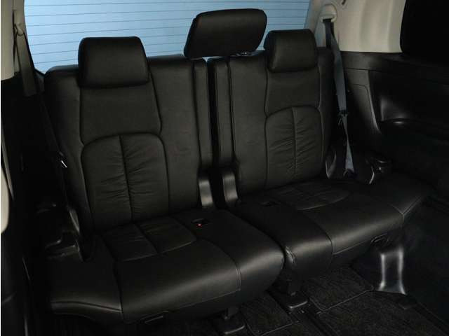 サードシートも広々とした空間をご用意しております!シートアレンジにて、快適スペースを作ることも可能となっております!アレンジパターンも豊富で、様々なシーンにご利用いただけます!