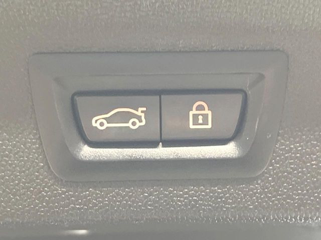 ●電動リアゲート:ワンタッチでリアゲートの開閉ができ、荷物などで両手が塞がっている状態でも簡単に開閉ができる便利機能です。