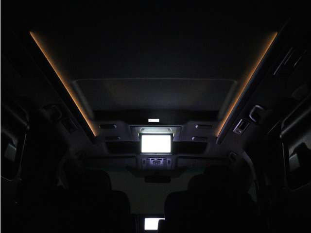 夜間に室内を照らしてくれるルームライトです