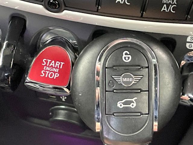 ●コンフォートアクセス(スマートエントリーシステム):キーを所持しているだけで開錠・施錠からエンジンスタートまで操作可能!