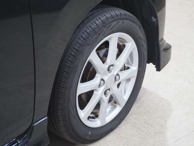タイヤのホイールの細かいところまでキレイいにしてからお渡しします!