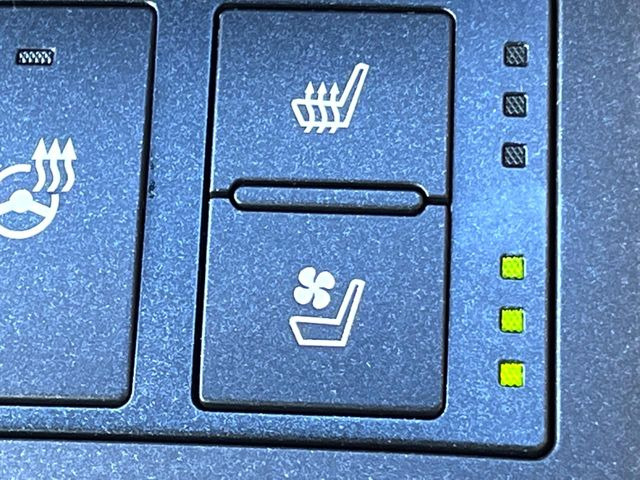 【シートベンチレーション】夏場は涼しい風でお尻や背中の熱やムレを防ぎ、冬はエアコンよりも早く温まってポカポカに!季節を問わず快適に過ごせます。