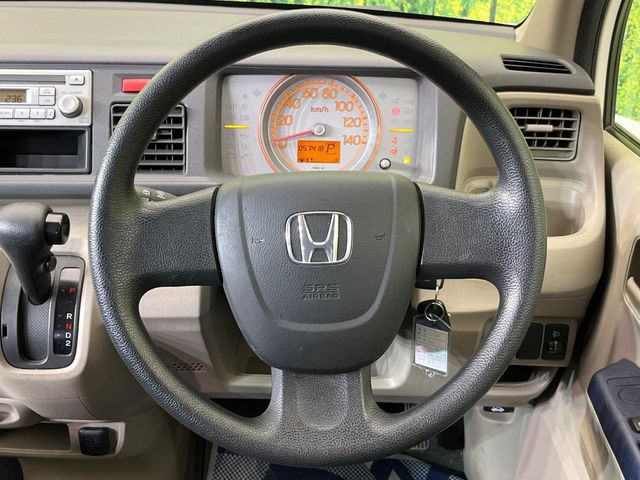 �C���e���A�ɍ��킹���f�U�C���̃X�e�A�����O�́A�^�]�������̂��Ƃ��l���A�^�]���₷���`��A�傫���ł��B�����x�A���ۂɐG���Ă��m���߂��������B