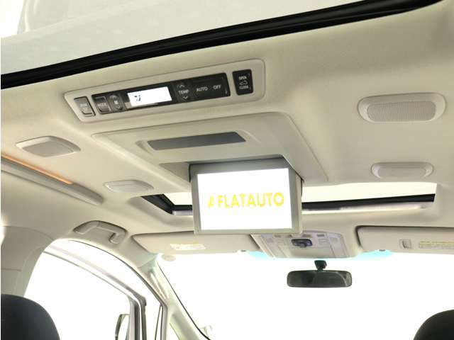 【電動後席モニター】プレミアムサウンド専用!電動開閉後席フリップダウンモニターです。5.1chサウンド、18スピーカーの専用音響システムとなり、人気の装備になります。
