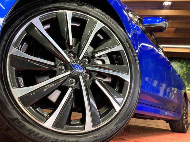 �y����18�C���`�A���~�z�C�[���z�O�ςɃ}�b�`���������A���~�z�C�[���𑕒����Ă���܂��B�e��ЊO�A���~�z�C�[����A�X�^�b�h���X�^�C�����戵�����Ă���܂��B���񂲑��k����������