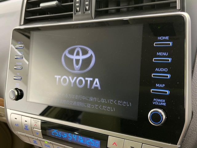 【メーカー純正ナビ】インテリアに溶け込むスタイリッシュな「専用設計」メーカーナビを装備♪視認性や操作性など基本性能にも優れ、より上質なカーライフをお楽しみいただけます。