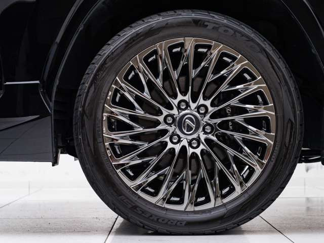 当店は高級輸入車専門店だからこそ整備に力を入れています。カスタム依頼はもとより各種コーディング作業や車検整備など、毎月多くのお客様からお問い合わせがあり、ご用命を頂いております。