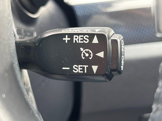 【クルーズコントロール】高速道路もラクラク走行。アクセルを離しても一定速度で走行ができ、長距離運転時の負担を軽減!加速・減速も簡単なスイッチ操作で調整できます。