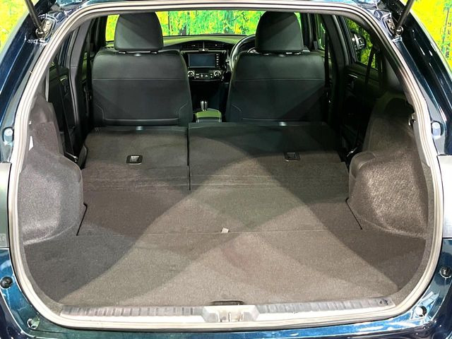 ���i�̂���������ʋ΁A���}���ɏ\���ȉ׎��X�y�[�X���m�ۂ��Ă���܂��B�Z�J���h�V�[�g��|���ƁA�傫�ȉו��̐ύڂ��\�ł���