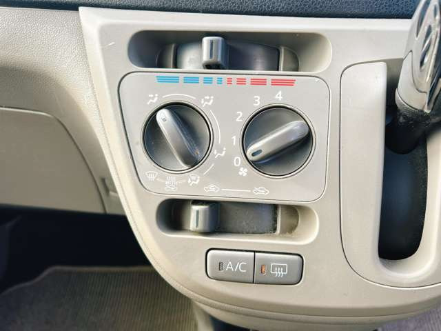 必需品のエアコン付き♪温度調節も簡単操作となっております!