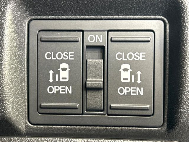 【両側パワースライドドア】スマートキーや運転席のスイッチで後席両側スライドドアの開閉が可能♪電動だから力を入れてドアを開ける必要が無く、小さなお子様でも簡単に開け閉めでき快適です♪