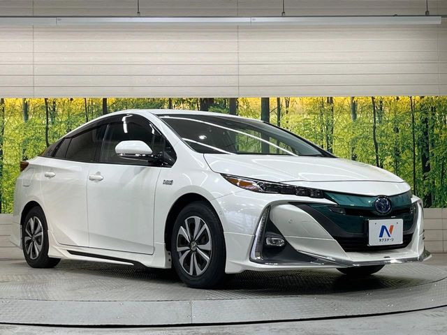 高透明度のガラス皮膜で撥水はもちろん、上質なツヤ・光沢を実現。紫外線や酸性雨から大切な愛車を保護し、色あせ・劣化を防止。「弾スプラッシュコート」、「弾プリミッサコート」からお選びいただけます。