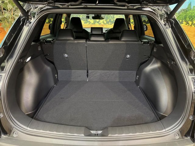 ���i�̂���������ʋ΁A���}���ɏ\���ȉ׎��X�y�[�X���m�ۂ��Ă���܂��B�Z�J���h�V�[�g��|���ƁA�傫�ȉו��̐ύڂ��\�ł���