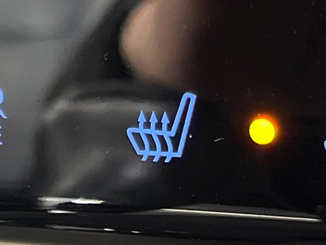 【シートベンチレーション】夏場は涼しい風でお尻や背中の熱やムレを防ぎ、冬はエアコンよりも早く温まってポカポカに!季節を問わず快適に過ごせます。