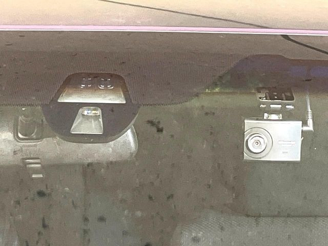 【シティブレーキアクティブシステム】低速走行中に前方の車両等を認識し、衝突しそうな時は警報とブレーキで衝突回避と被害軽減をアシスト。より安全にドライブをお楽しみいただけます。