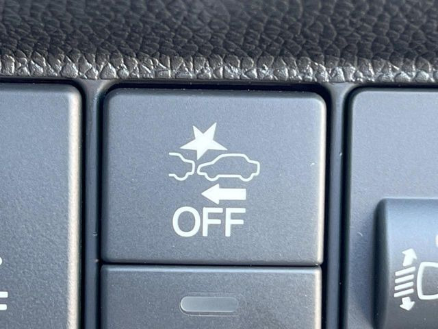 【ホンダセンシング】走行中に前方の車両等を認識し、衝突しそうな時は警報とブレーキで衝突回避と被害軽減をアシスト。より安全にドライブをお楽しみいただけます。