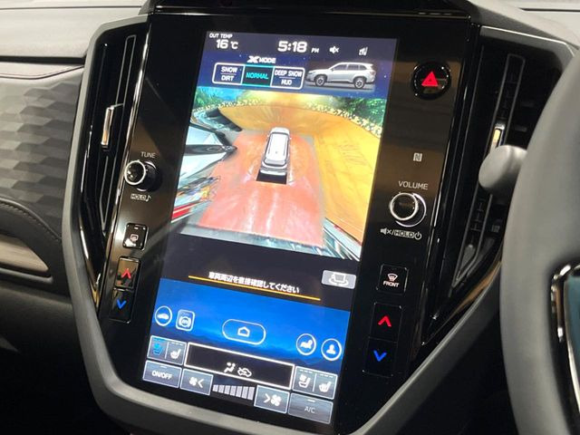 �y�}���`�e���C�����j�^�[�z�Ԃ̃t�����g��T�C�h�̃J�����摜�𓯎��Ƀ��j�^�[�\�����邱�ƂŁA���H�⋷�����𑖍s���ł����͂̏󋵊m�F���ł����S!�{�iSUV�ɂ��ꂵ�������ł���