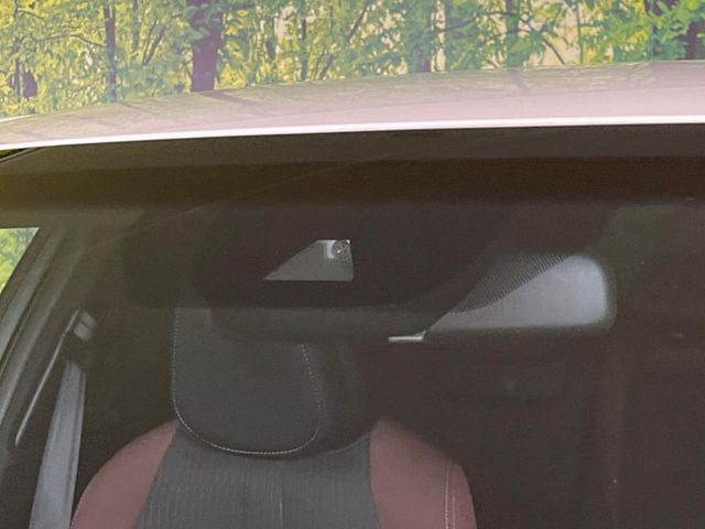 【トヨタセーフティセンス】走行中に前方の車両等を認識し、衝突しそうな時は警報とブレーキで衝突回避と被害軽減をアシスト。より安全にドライブをお楽しみいただけます。