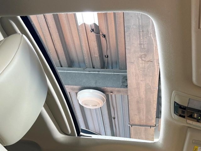 【サンルーフ】開放感たっぷりの希少装備、サンルーフが装着されています!車内に明かりを取り入れたり景色を楽しむ以外にも、車内の空気も簡単に換気できて快適です!