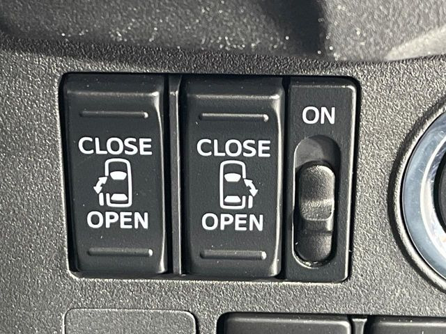 【両側スライドドア】駐車場で隣の車との間隔が狭く乗りにくい時、スライドドアなら安心!ドアオープン時も幅を取らず、開口部が広いので乗り降りがとっても簡単です。大きな荷物の出し入れも後席から可能♪