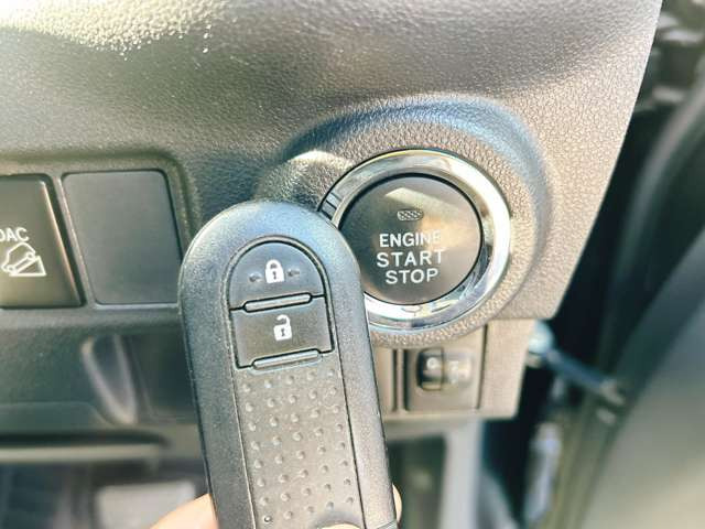 【スマートキー&プッシュスタートシステム】カバンやポケットに入れたままドアの開閉ができ、ワンタッチで楽々エンジンをかけられます♪