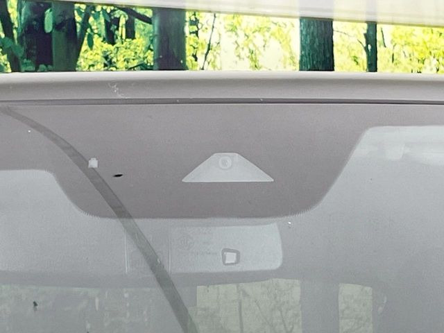 【i-ACTIVESENSE】走行中に前方の車両等を認識し、衝突しそうな時は警報とブレーキで衝突回避と被害軽減をアシスト。より安全にドライブをお楽しみいただけます。