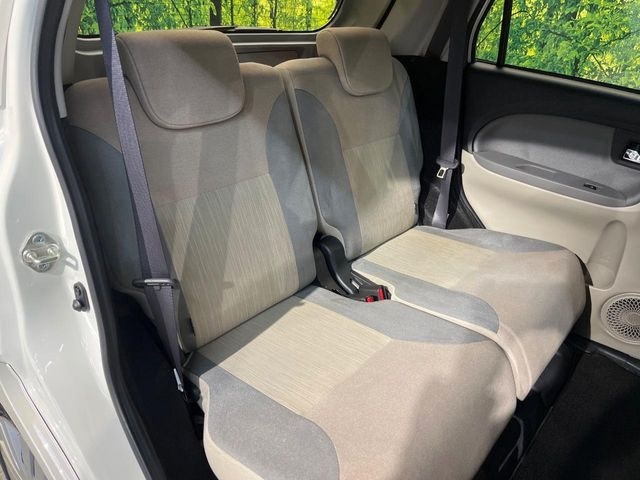 後部座席も気になるようなキズ・汚れやへたり等、大きなダメージはなく、良好な状態です。