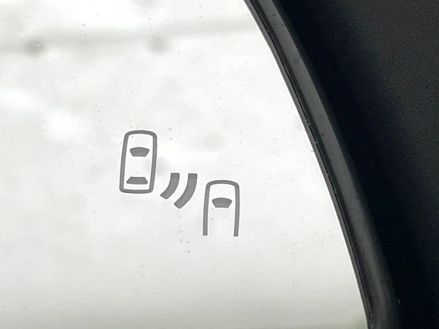 【ブラインドスポットモニター】走行中、ドアミラーの死角になりやすい箇所に後続車が接近するとサイドミラーのレンズに警告を表示!ドライバーに注意喚起をしてくれます。