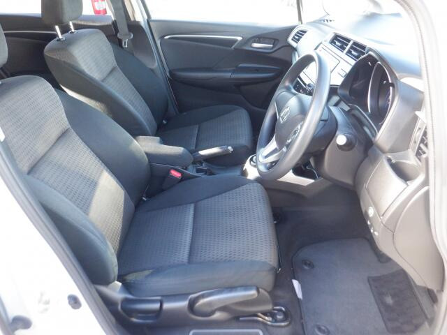 フロントシートも状態良好ですよ。大きな汚れもなく、安心です。座り心地もいいですよ。