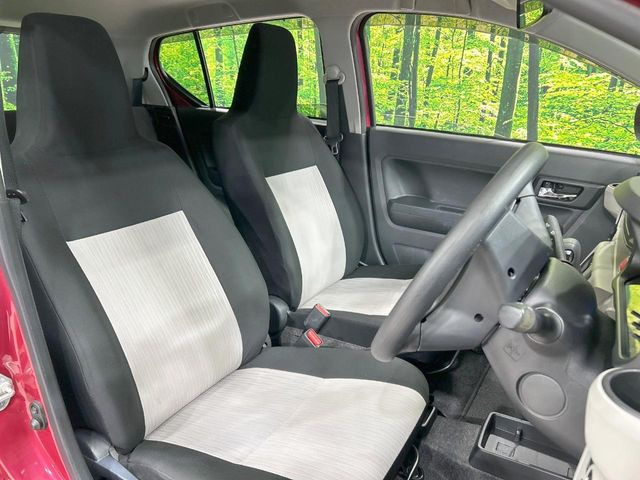 運転席まわりには十分なスペースがあり、大柄な方でもゆったり運転していただける環境です。