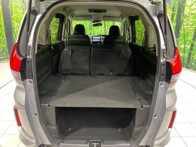 ���i�̂���������ʋ΁A���}���ɏ\���ȉ׎��X�y�[�X���m�ۂ��Ă���܂��B�Z�J���h�V�[�g��|���ƁA�傫�ȉו��̐ύڂ��\�ł���