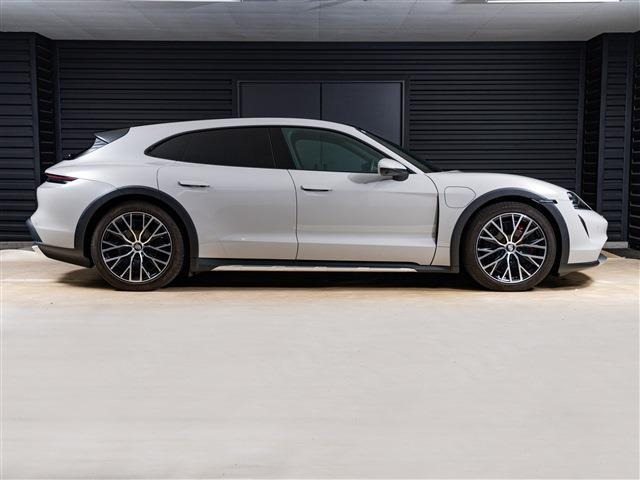 タイカンクロスツーリスモ4S 4+1シート 4WD